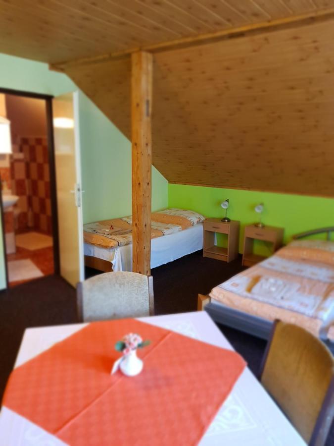 Guest House Pod Lesem Merklin Luaran gambar